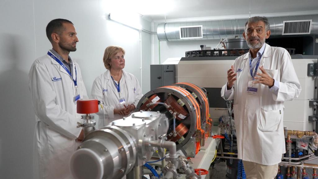 Los especialistas del Hospital de Vall d'Hebron con el primer ciclotrón en Cataluña para producir radiofármacos