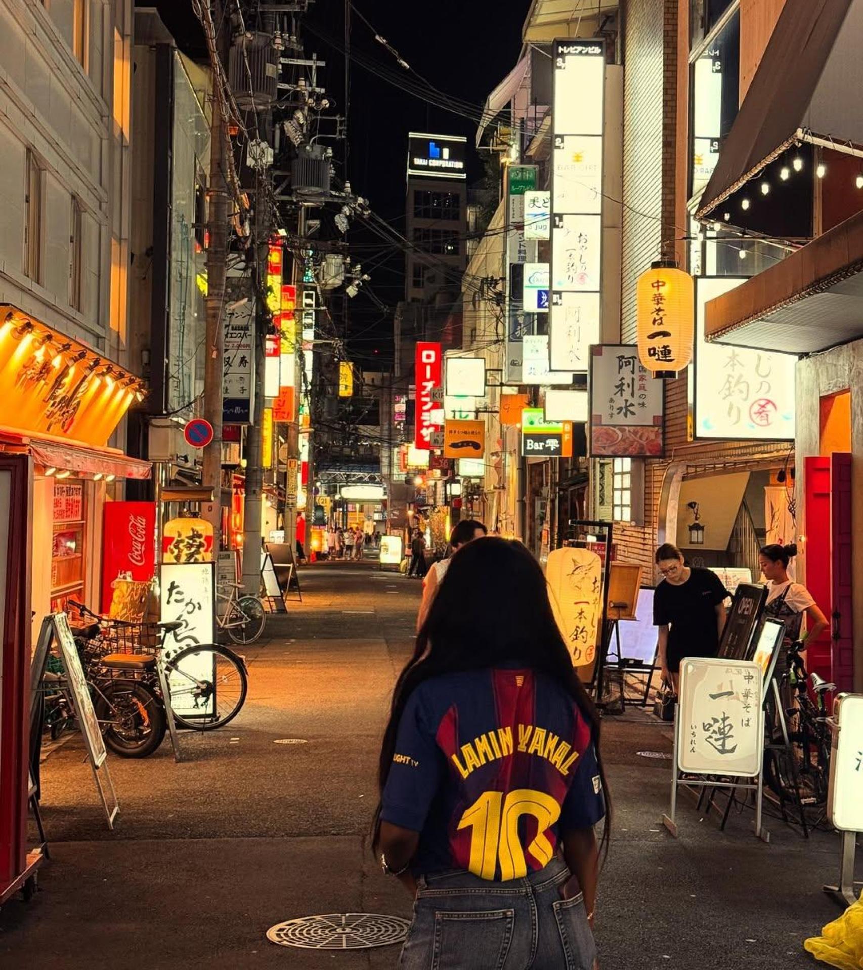 Sheila Ebana, madre de Lamine Yamal, con la camiseta número '10' de su hijo en Japón