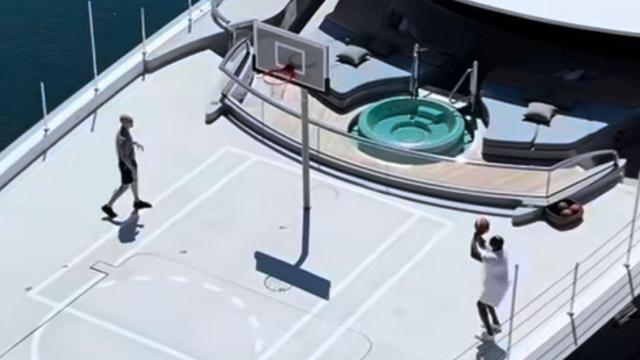 Magic Johnson lanzando a canasta en su yate en Barcelona