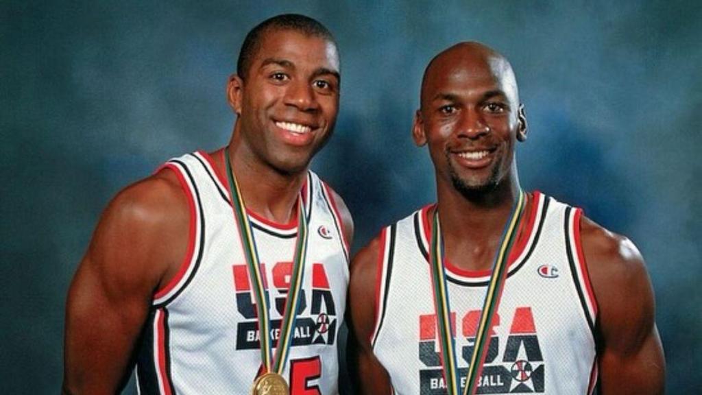 Magic Johnson y Michael Jordan con sus medallas de oro de los Juegos Olímpicos de Barcelona en 1992