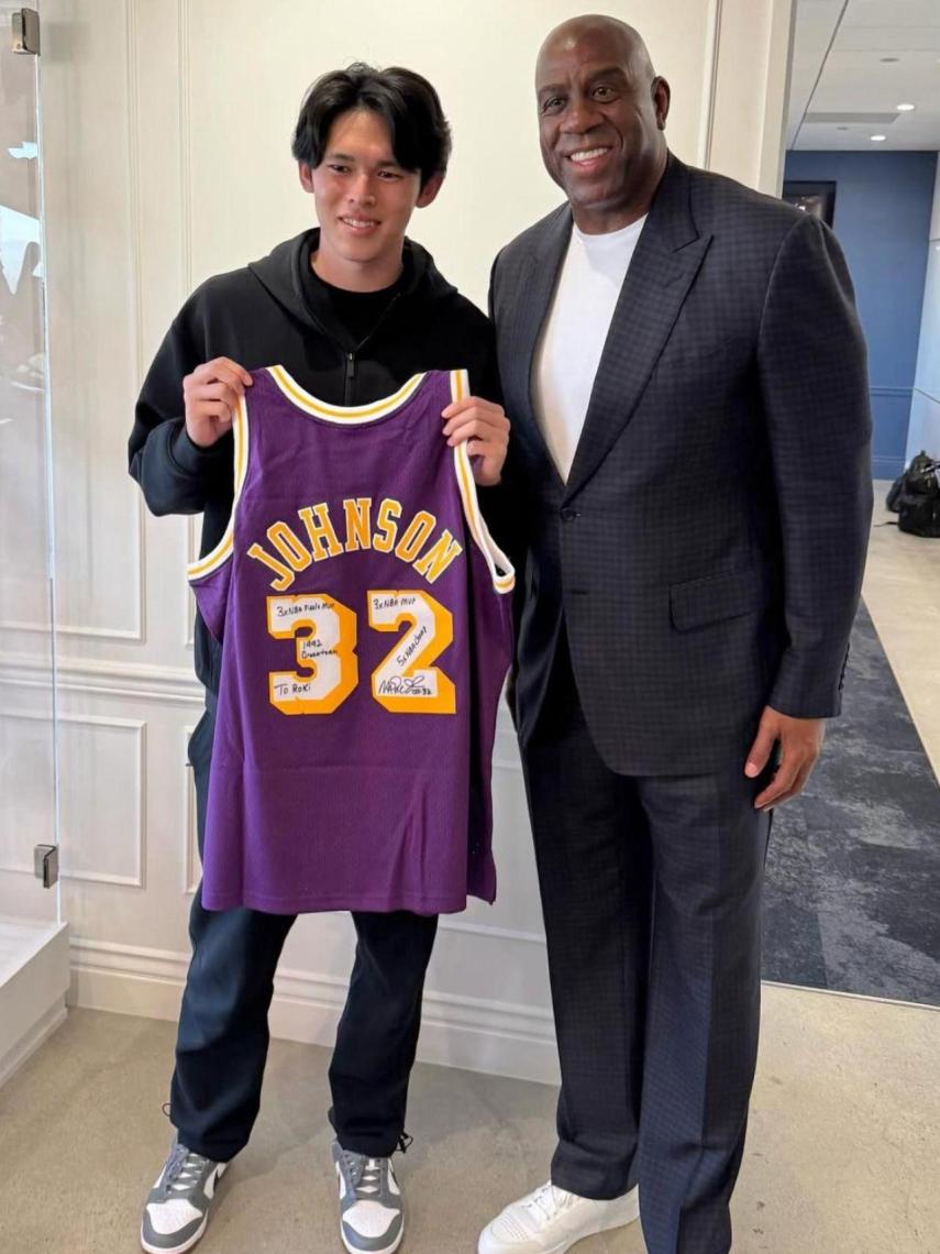 Magic Johnson con una camiseta de Los Angeles Lakers