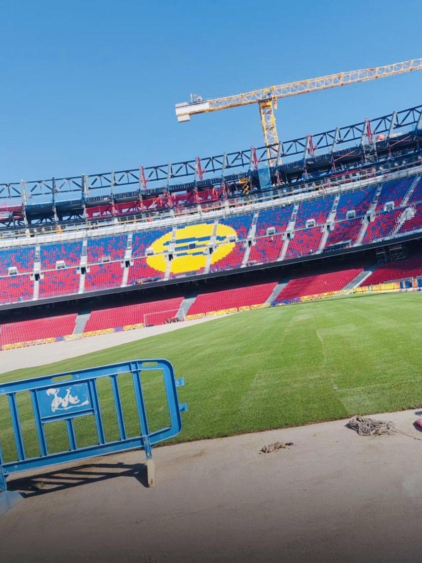 La instalación del césped en el nuevo Camp Nou