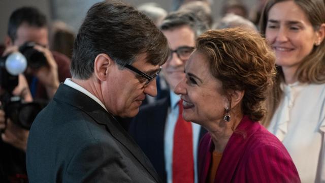 El presidente de la Generalitat de Cataluña, Salvador Illa, saluda a la vicepresidenta primera y ministra de Hacienda, María Jesús Montero (imagen de archivo)