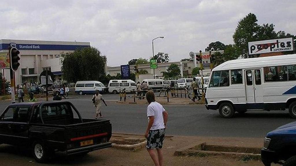 Tráfico en el centro de Lilongüe, capital de Malaui