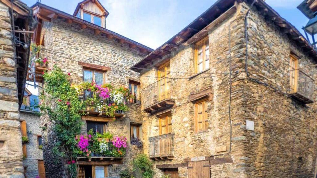 Casas de piedra de Isil