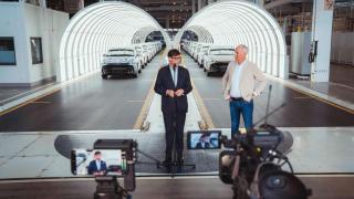 El 'president' Salvador Illa y el CEO de Seat, Markus Haupt, en la planta de Volkswagen en China