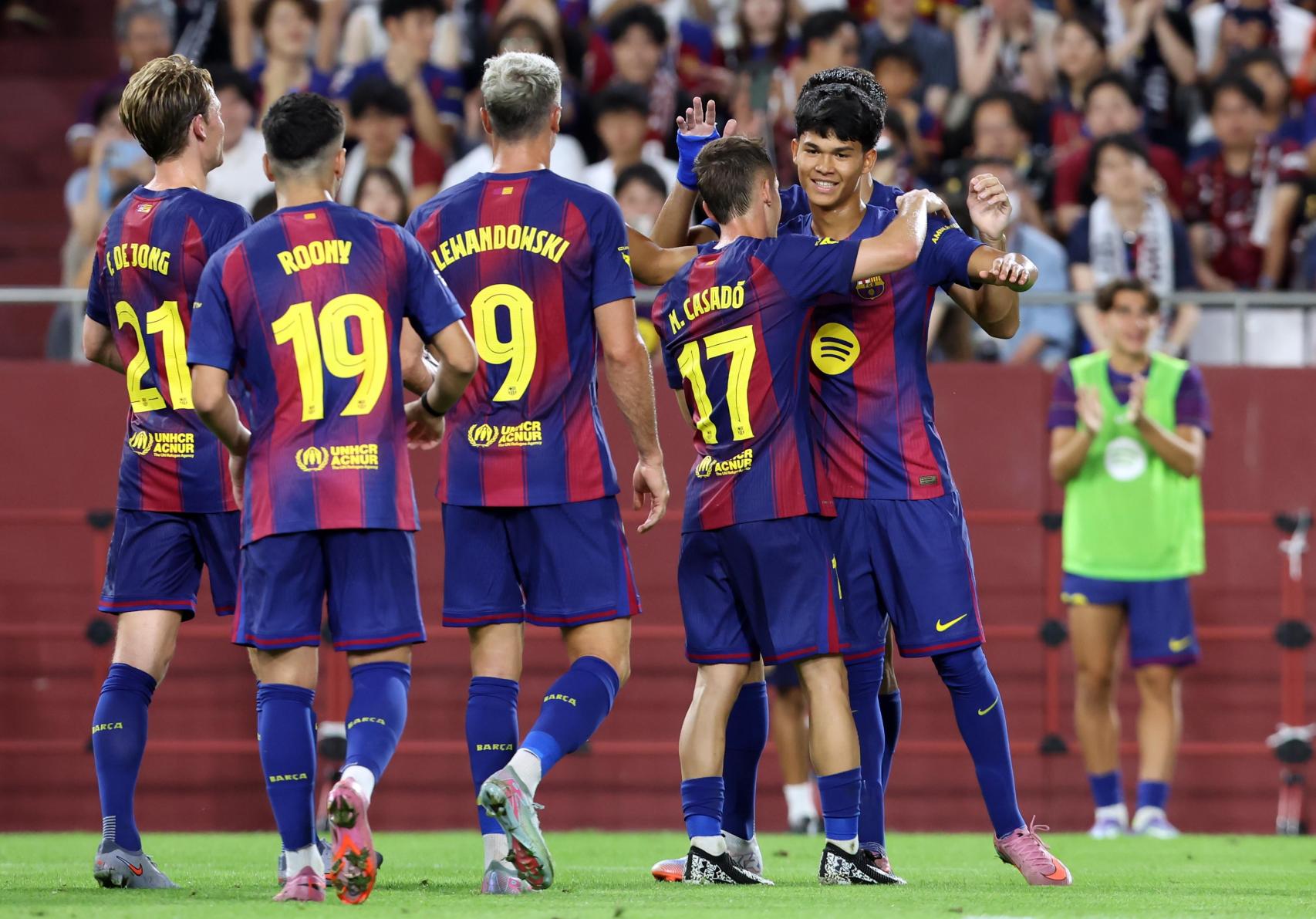 Los jugadores del Barça celebran el gol de Dro Fernández ante el Vissel Kobe