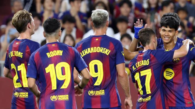 Los jugadores del Barça celebran el gol de Dro Fernández ante el Vissel Kobe