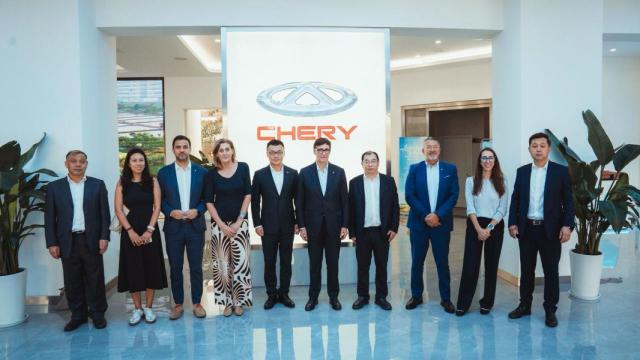 Visita del 'president' Salvador Illa y el 'conseller' Miquel Sàmper a Chery, con su presidente, Yin Tongue, en Wuhú, China
