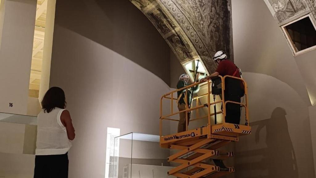 EuropaPress_6882212_tecnicos_gobierno_aragon_toman_muestras_pinturas_murales_sijena_mnac