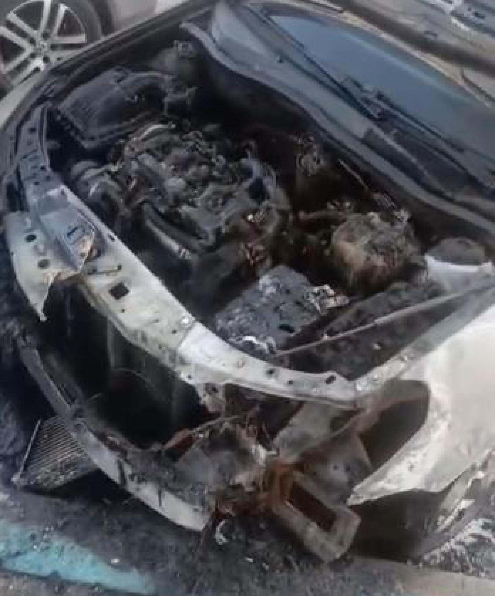 Uno de los vehículos que fue quemado la noche del lunes al martes