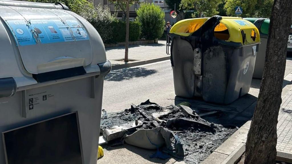 Restos de uno de los contenedores que ha sido quemado en Montornés