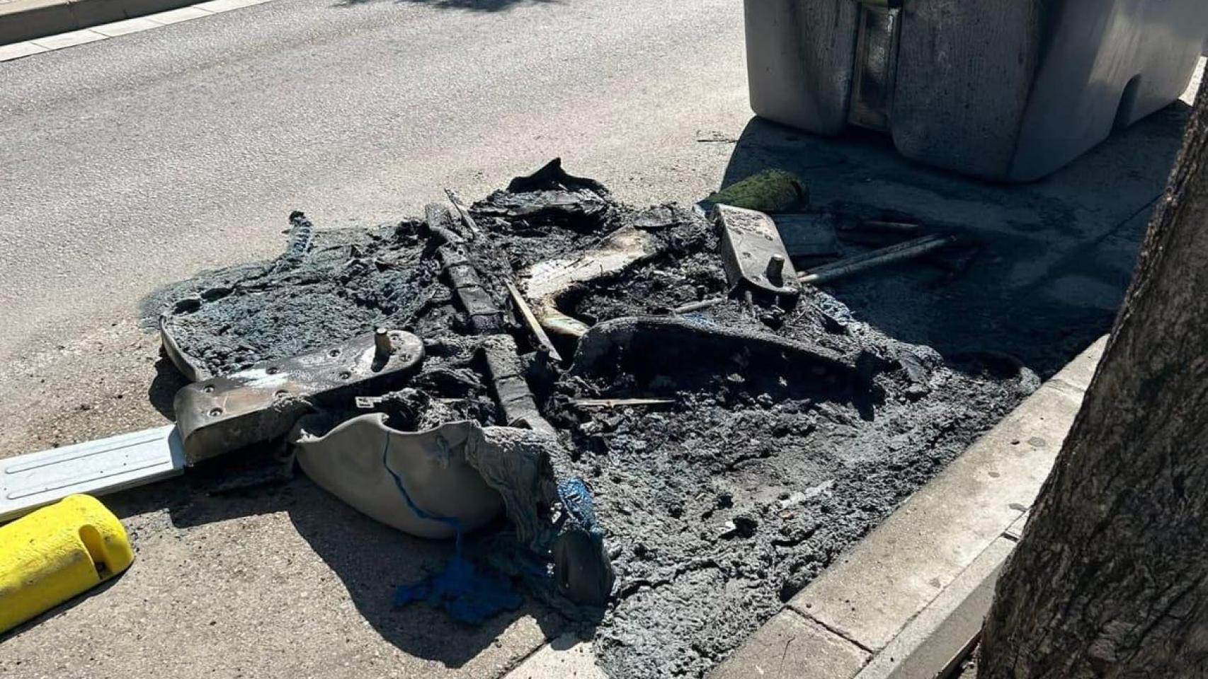 Restos de los contenedores quemados en Montornés