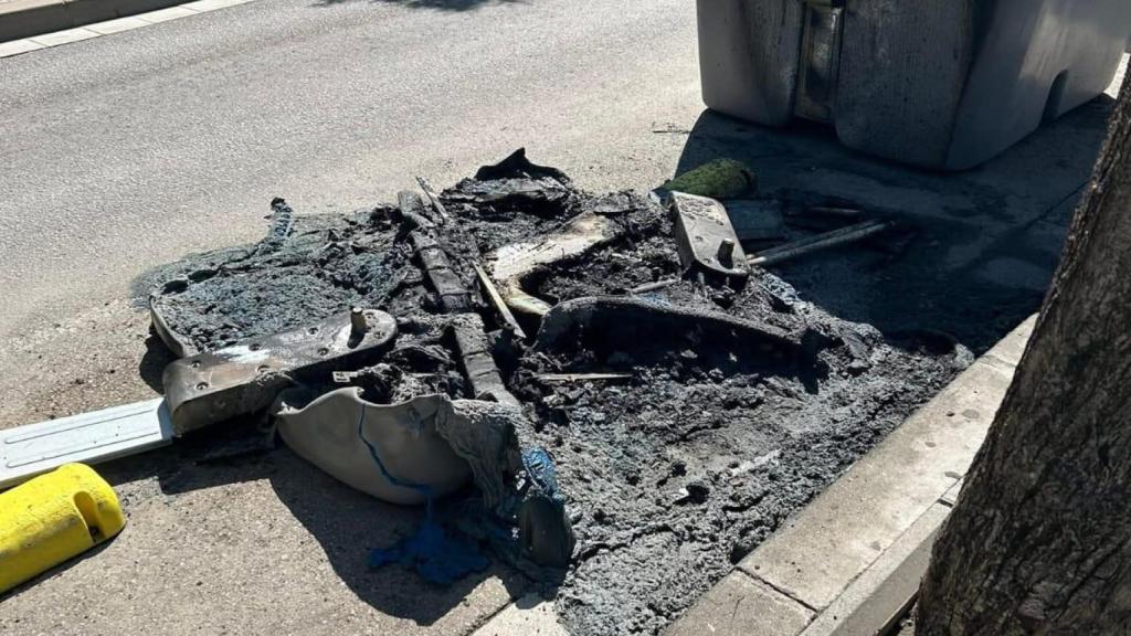 Restos de los contenedores quemados en Montornés