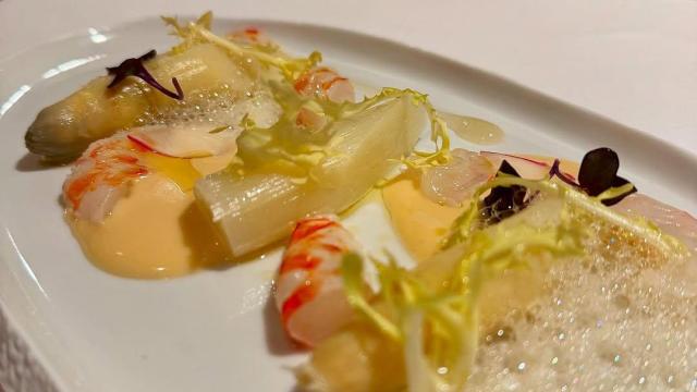 Espárragos blancos con langostinos y su mayonesa del Restaurante Vilagut