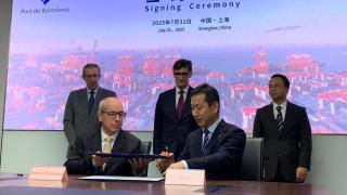 El presidente del Puerto de Barcelona, José Alberto Carbonell, firma el acuerdo de colaboración con el vicepresidente del de Shánghai, Sam Liu