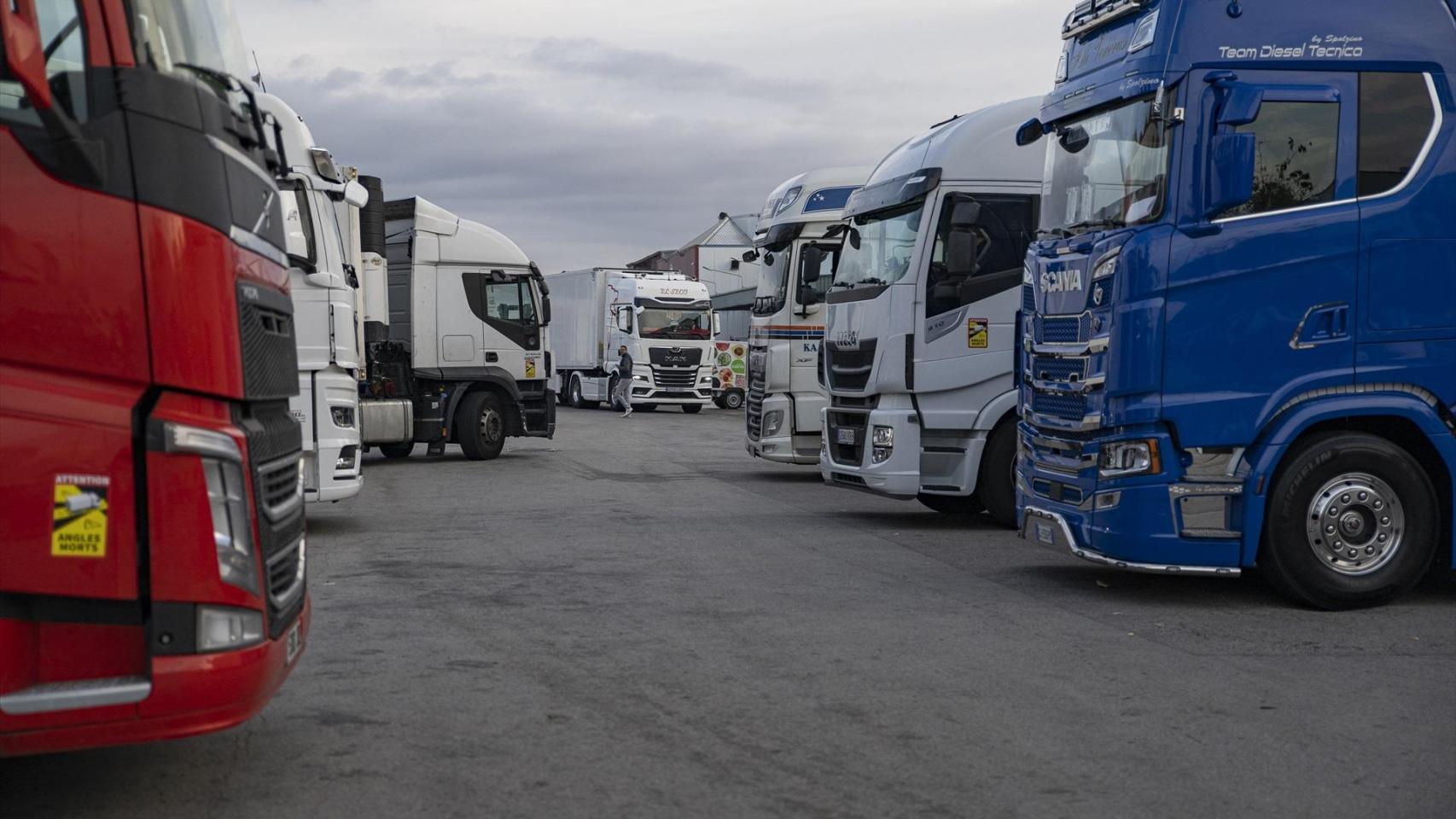 Varios camiones estacionados en las inmediaciones de Mercabarna (Archivo)