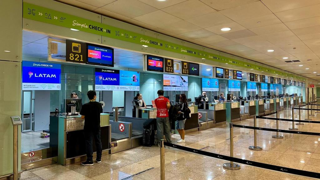 El nuevo servicio de 'check-in' en la zona intermodal de la T1 del aeropuerto de El Prat