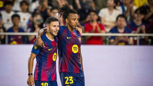 Roony Bardghji y Jules Koundé en un partido contra el Vissel Kobe