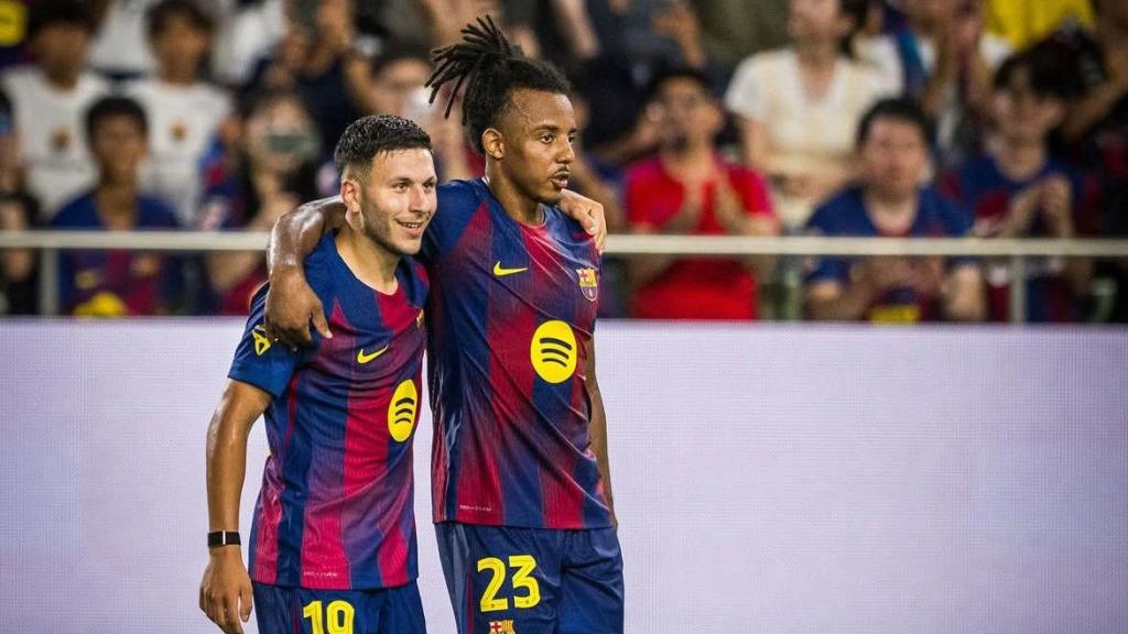 Roony Bardghji y Jules Koundé en un partido contra el Vissel Kobe