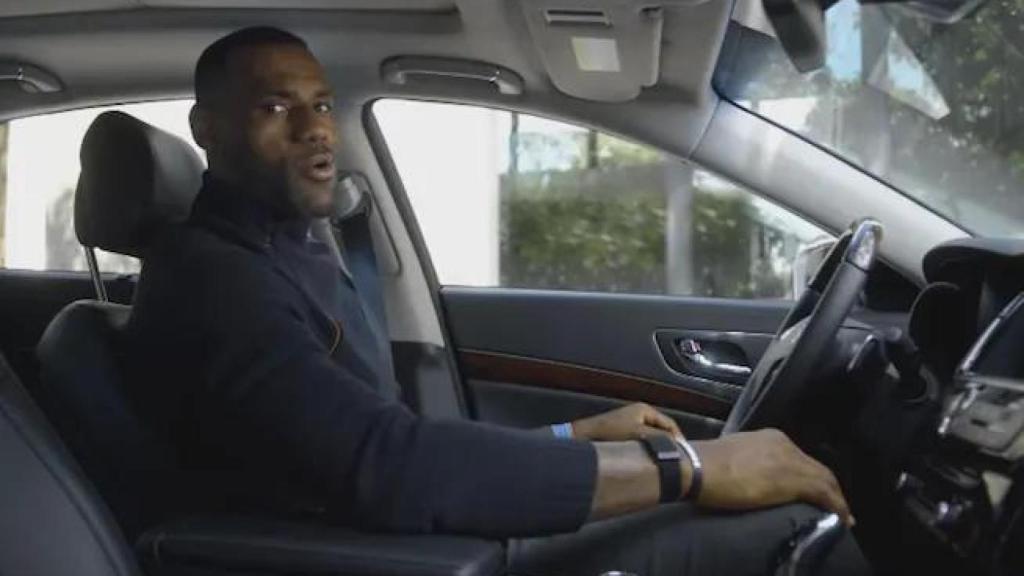 Lebron James con una pulsera Whoop negra