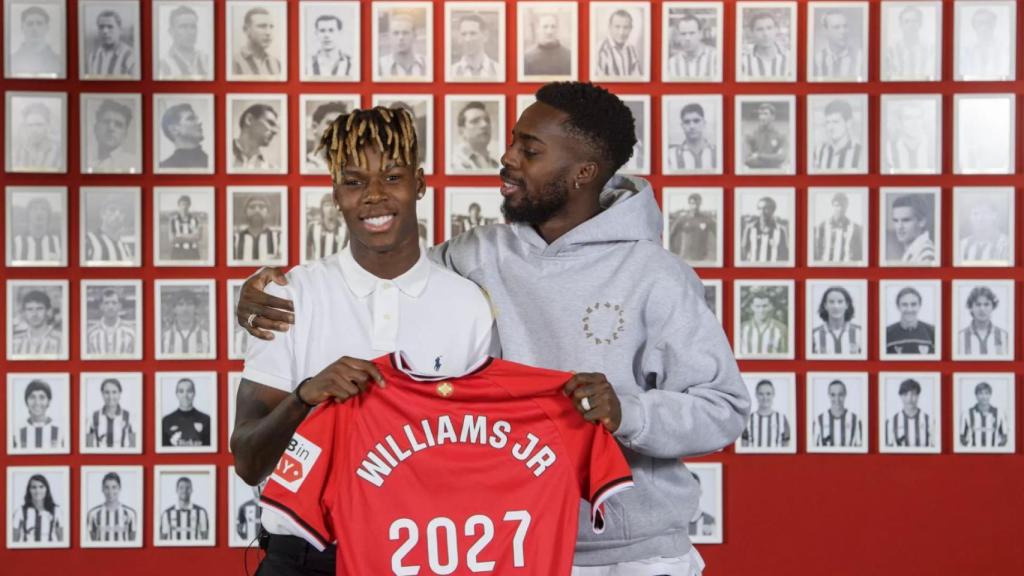 Iñaki Williams acompanya el seu germà Nico en la renovació del seu contracte amb l'Athletic Club