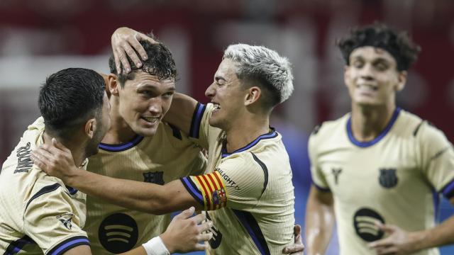 Roony Bardghji y Gavi felicitan a Andreas Christensen por su gol ante el FC Seoul