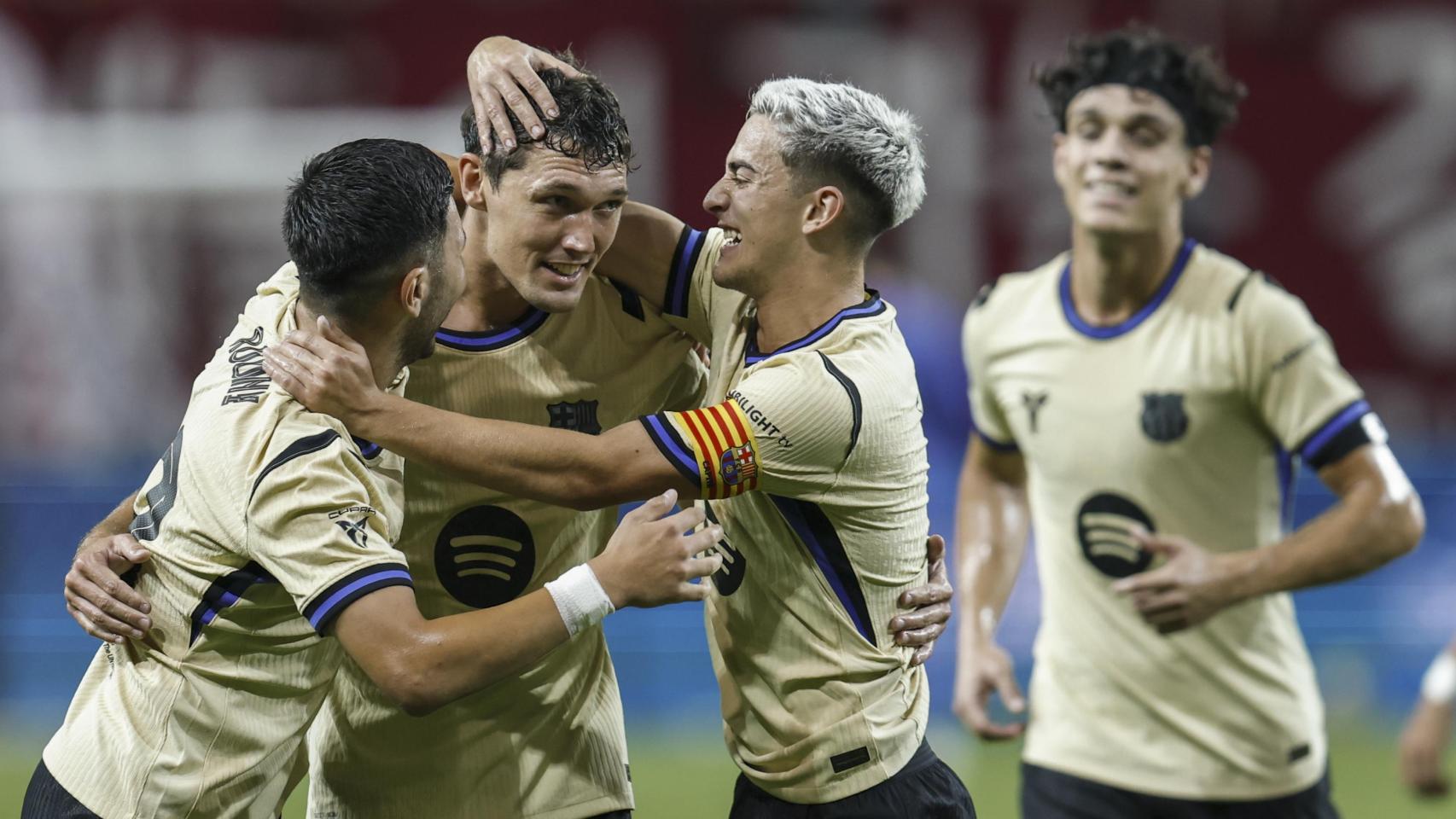 Roony Bardghji y Gavi felicitan a Andreas Christensen por su gol ante el FC Seoul