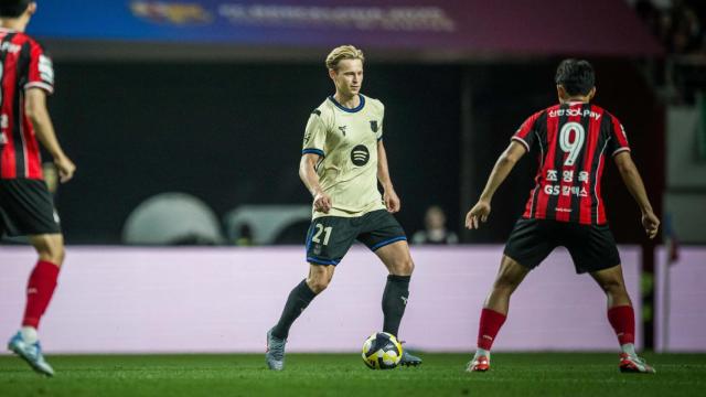 Frenkie de Jong lidera una jugada del Barça en el amistoso contra el FC Seoul