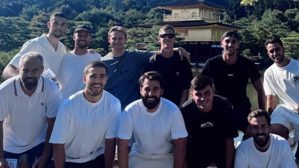 Joan García, Frenkie de Jong, Feran Torres, Eric García, Iñigo Martínez, Pedri y Dani Olmo de turismo por Asia con miembros del staff de Hansi Flick