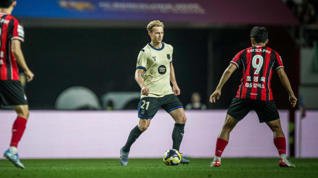 Frenkie de Jong lidera una jugada del Barça en el amistoso contra el FC Seoul
