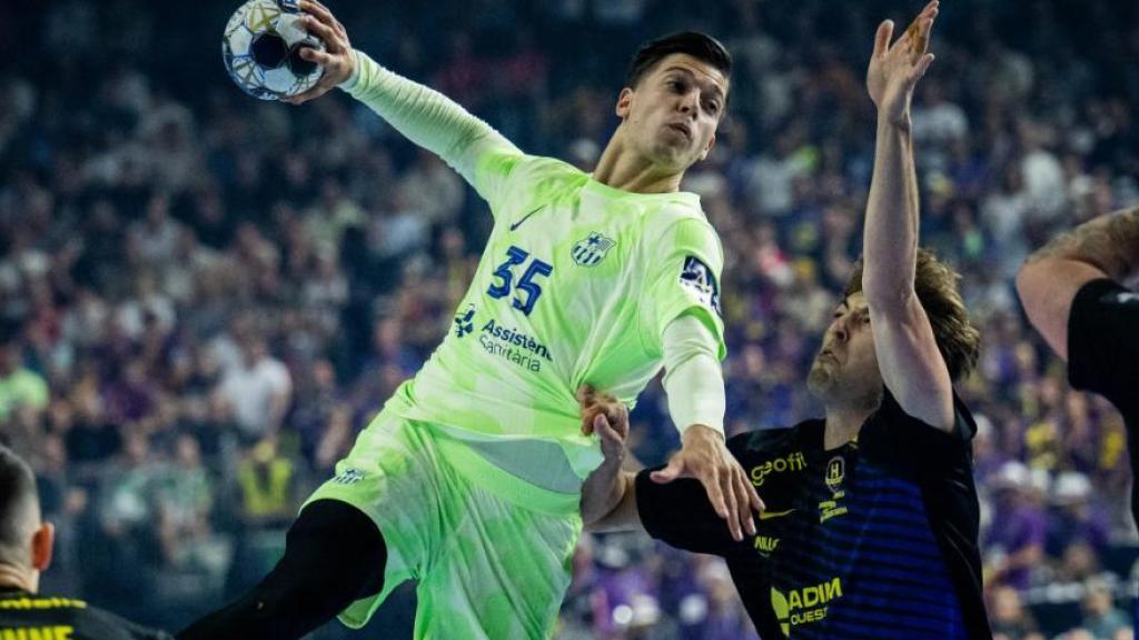 Domen Makuc tira a portería en la final de consolación de la Champions League de balonmano
