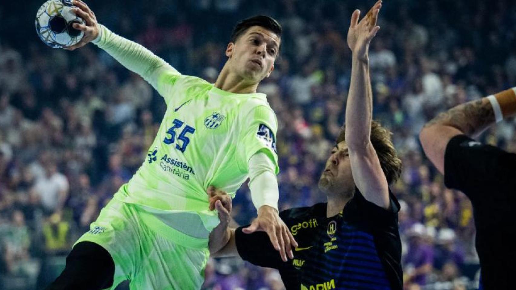 Domen Makuc tira a portería en la final de consolación de la Champions League de balonmano