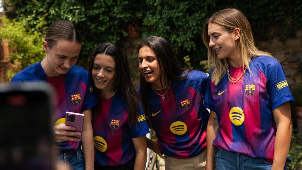 Les cracks del Barça Femení posen amb la nova samarreta per a la temporada 2025-26