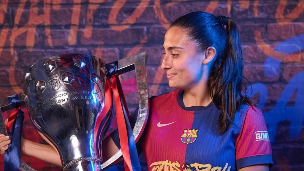 Alba Caño sosté el trofeu de la Lliga F 2024-24