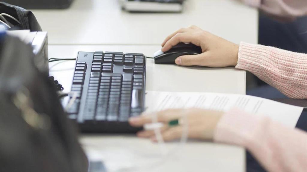 Empleada treballa en una oficina