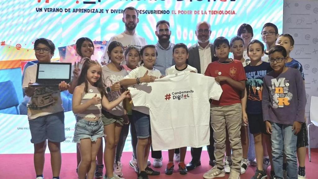 El delegado del Gobierno en su visita al Campamento Digital.