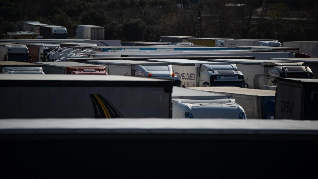 Varios camiones en la autopista AP-7 a la altura de la Jonquera
