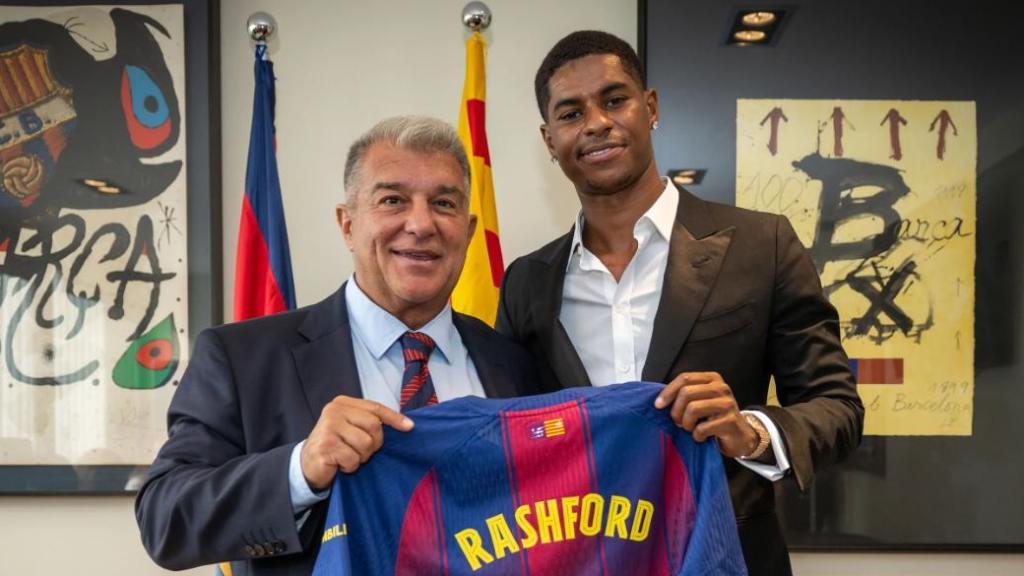 Joan Laporta posa amb Marcus Rashford, després de formalitzar el seu fitxatge pel Barça