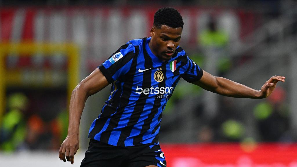 Denzel Dumfries en un partit amb l'Inter de Milà