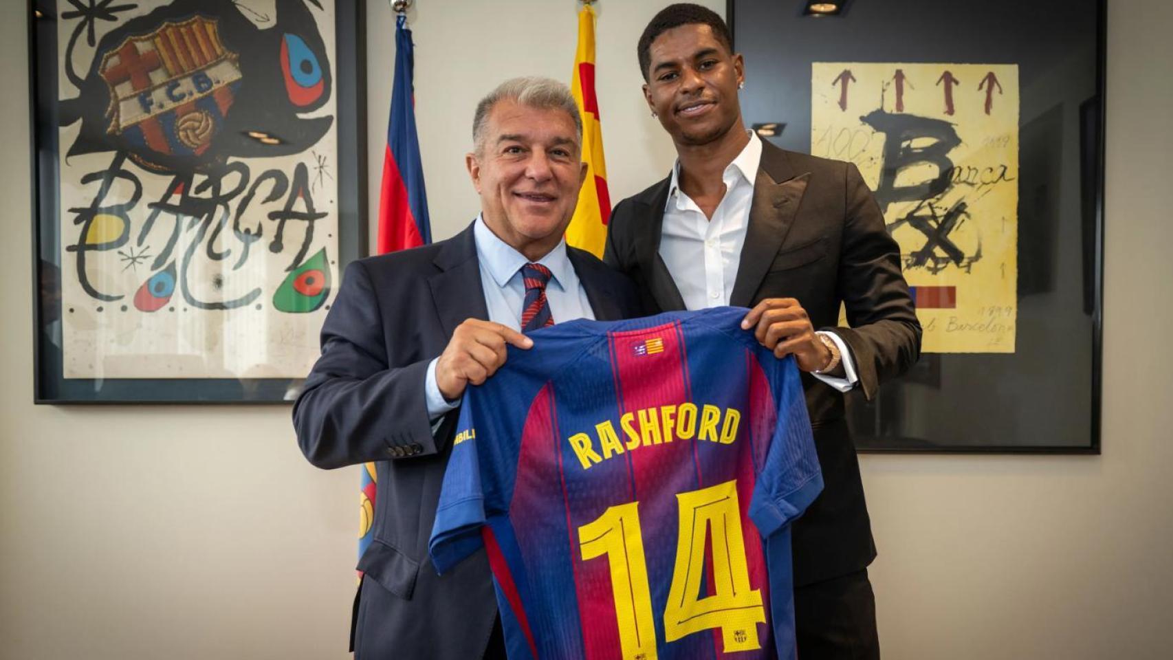 Joan Laporta posa con Marcus Rashford, tras formalizar su fichaje por el Barça