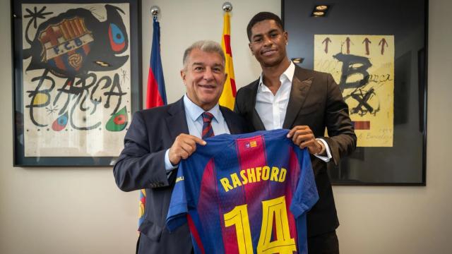 Joan Laporta posa con Marcus Rashford, tras formalizar su fichaje por el Barça