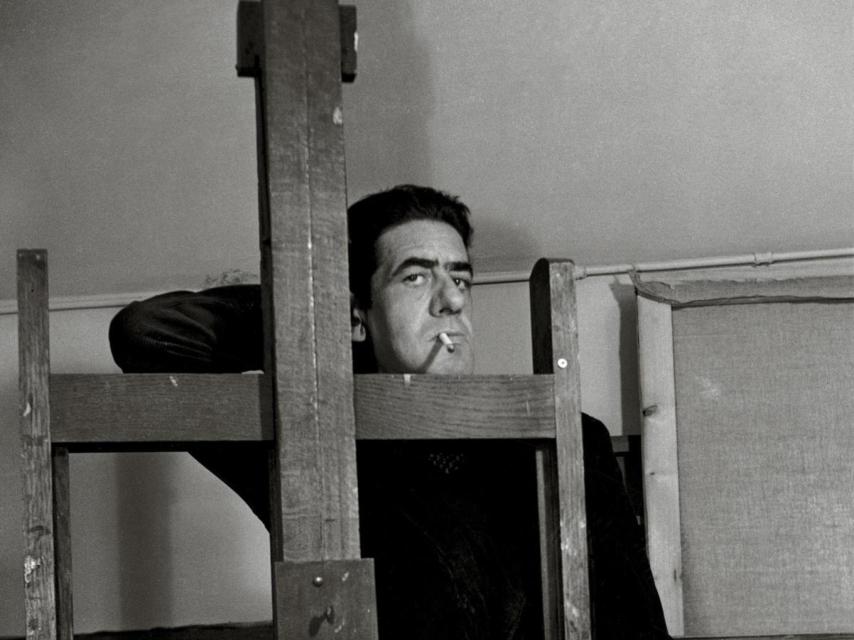 Óscar Domínguez, fotografiado por Roland d’Ursel en su estudio de París, en 1951.