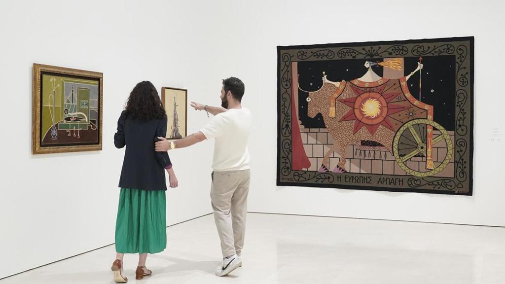 Visitantes en la exposición dedicada a Óscar Domínguez en Málaga.