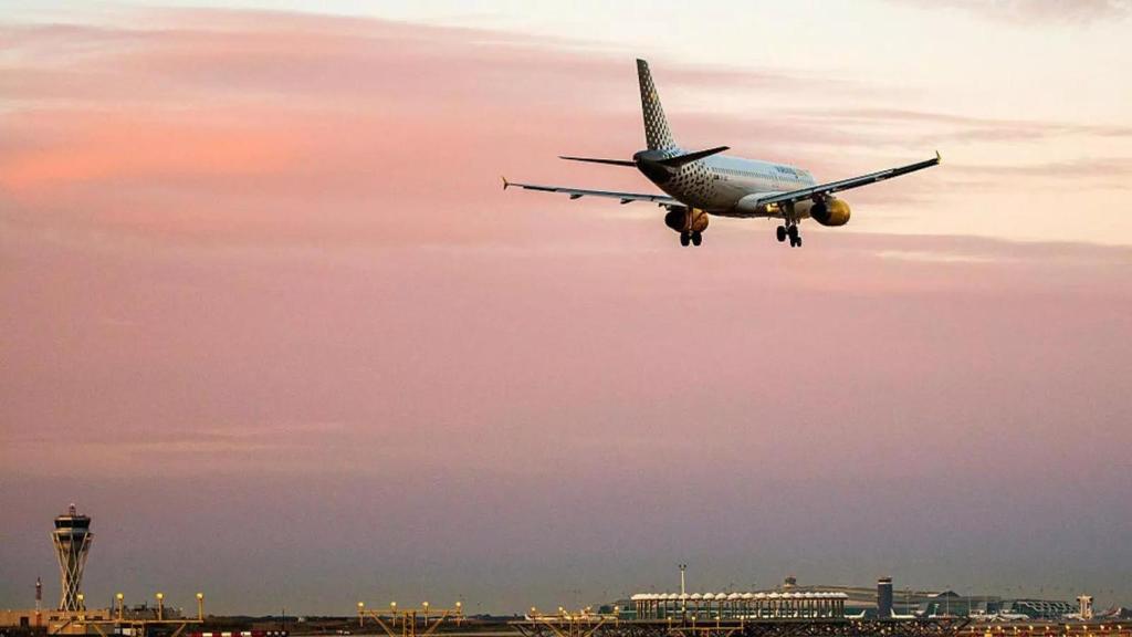 Un avión despegando (archivo)