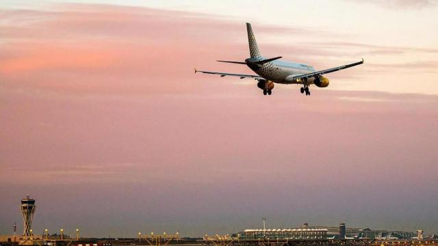 Avión de Vueling despegando en El Prat