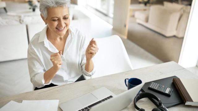 Mujer contenta con un servicio recibido en línea