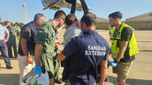 Recibimiento de los menores palestinos en la Base Aérea de Zaragoza, por parte del Gobierno español