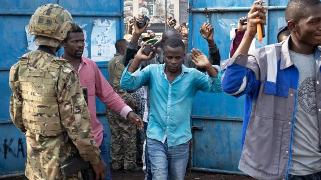 La milicia M23 realiza un control de seguridad a ciudadanos de República Democrática del Congo