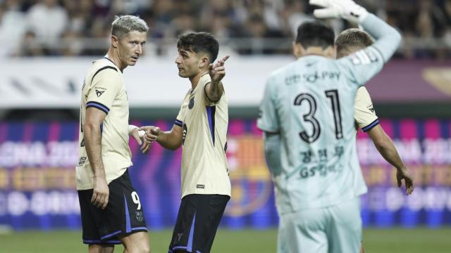 Robert Lewandowski y Pedri, durante el triunfo del Barça en Seúl